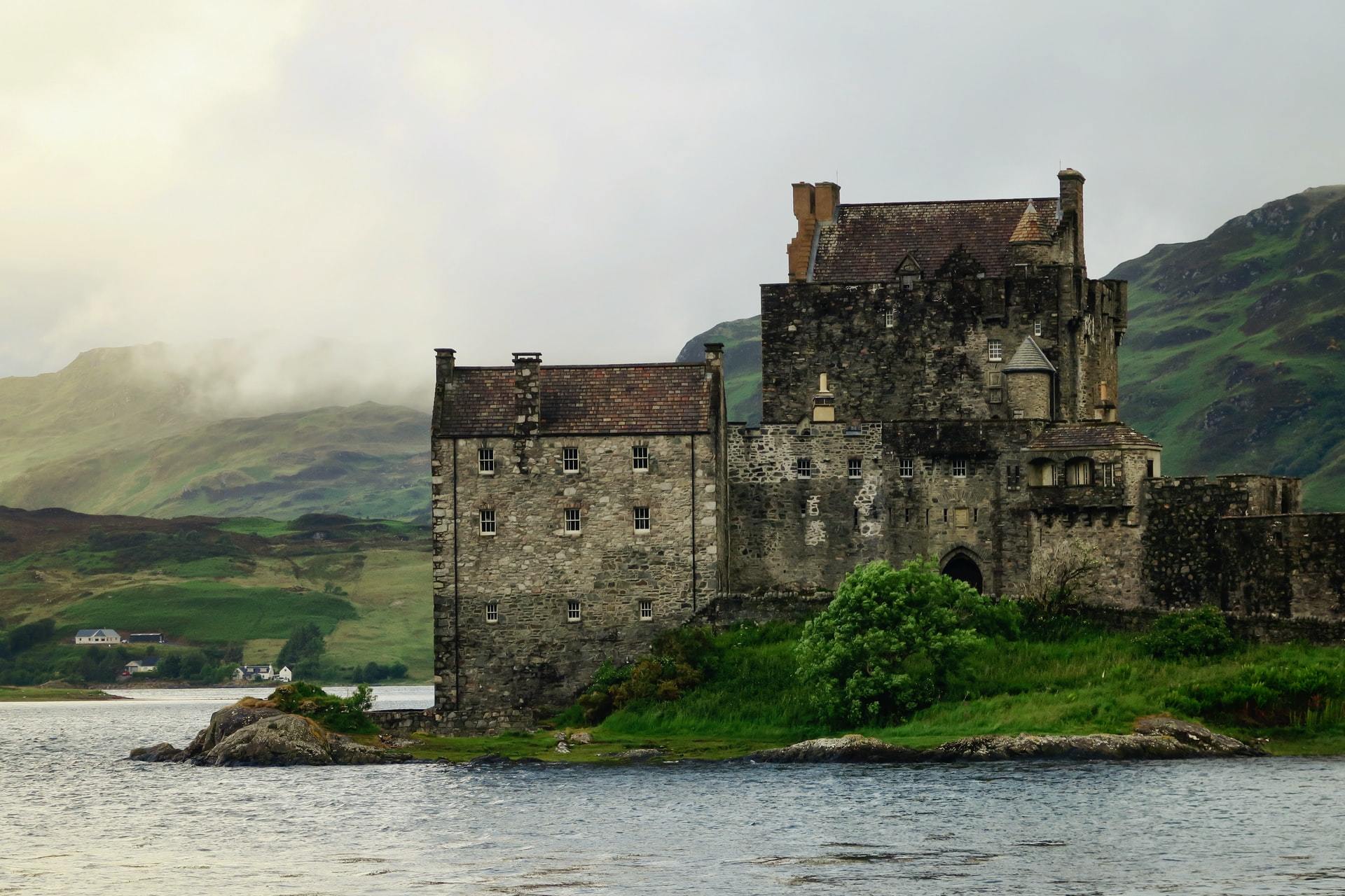 James Bond places to visit Eilean Donan Castle